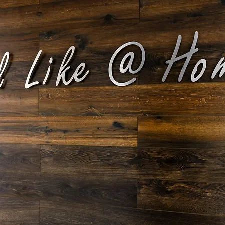 Station - Wilcza 아파트